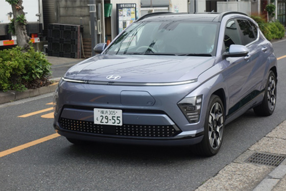 KONAを試乗している