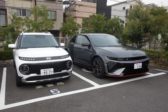 左側が白いINSTERで右側がIONIQ 5N