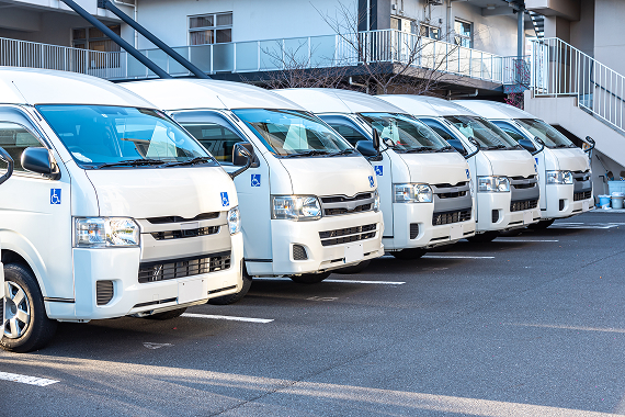福祉車両がたくさん並んでいるイメージ