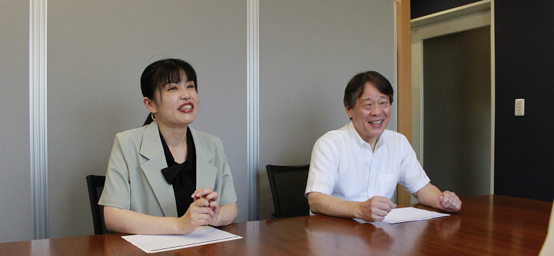 総務部部長鈴木さまと総務部課長有山さまの写真