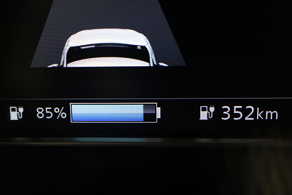 EVを充電している