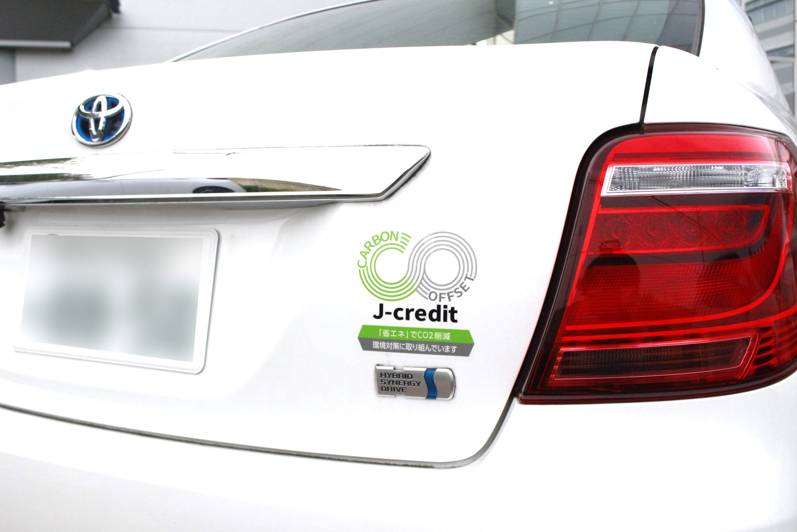 東亜ディーケーケー株式会社さまに貼付したカーボンクレジット付リース車を表すステッカー