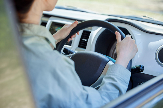 生活道路を運転している女性