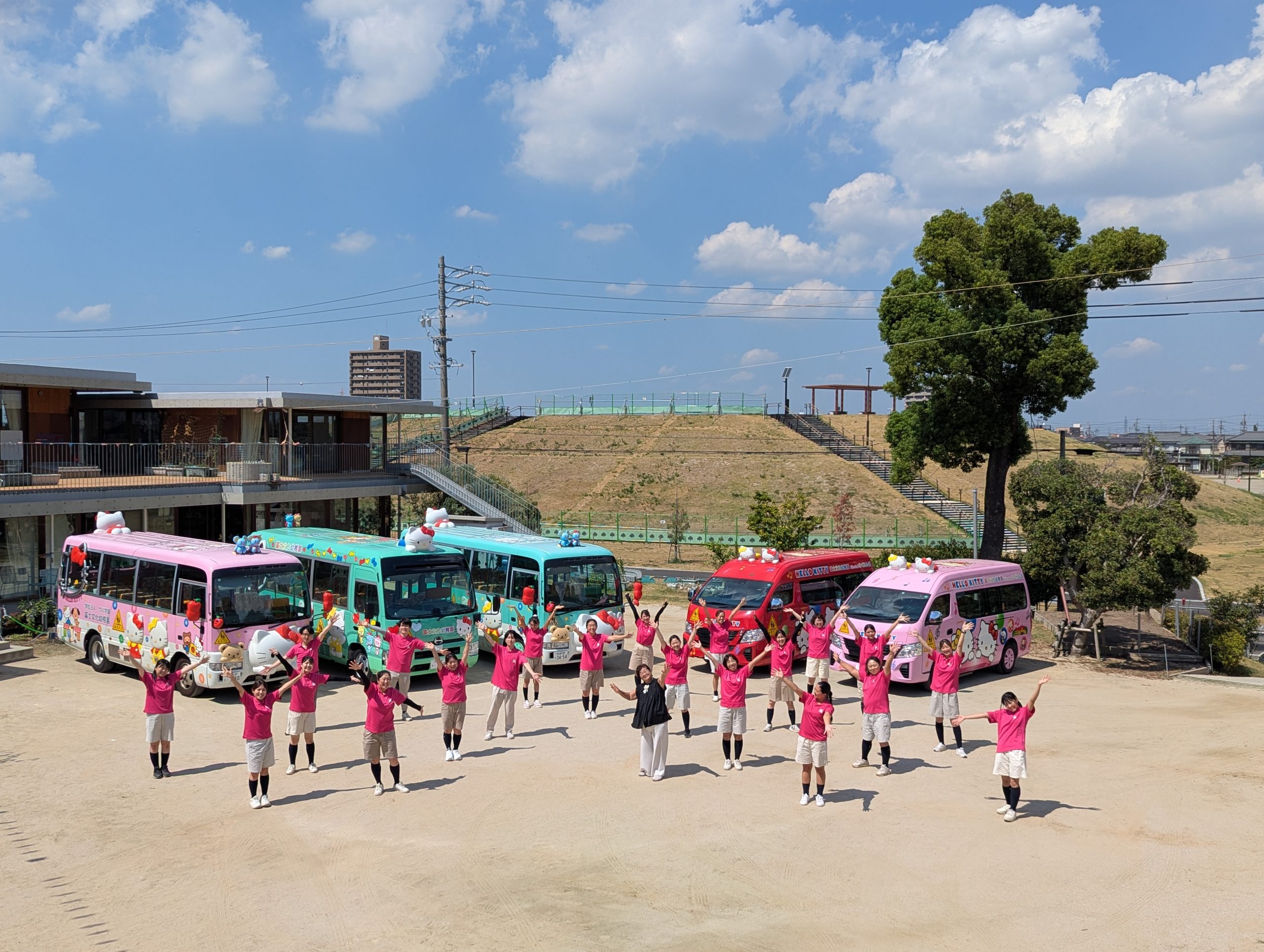 子どもたちの笑顔と安心を乗せて走る<br />
キャラクターバスが生み出す、園の存在感と新しい送迎のかたち