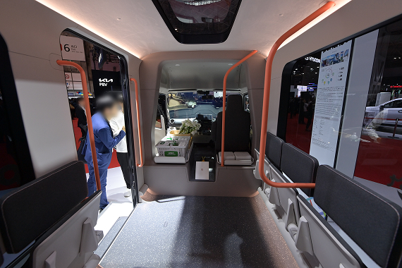小型BEVバス「ポンチョドット」車内空間