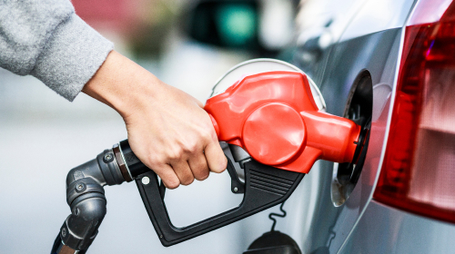 【2026年最新】ガソリン価格はなぜ不安定？乱高下する理由とEVという選択肢 