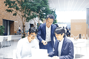 左から総務部 総務グループ 外山 大氏、コーポレート本部 CSV推進部 部長 兼 くみまちプロジェクトリーダー 大西 健太郎氏、総務部 総務グループ グループマネジャー 細井 涼氏
