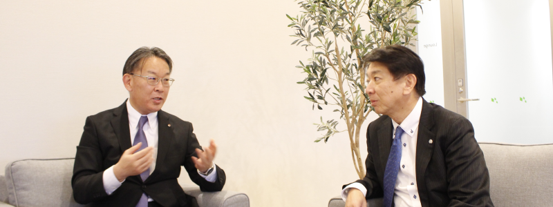 写真左から　株式会社協同バス 代表取締役社長 鈴木 貴大氏
　　　　　　大和ハウス工業株式会社 建築事業本部 営業統括部 Dプロジェクト推進室長 手塚 公英氏