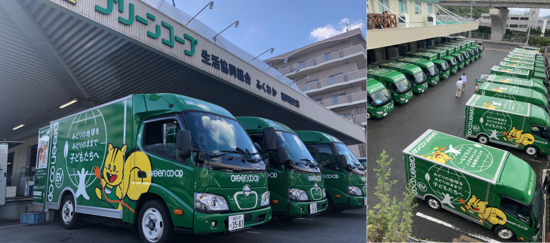 オリジナルラッピングされた車両が並んでいる写真:車両の屋根にも大きな「元気くん」が描かれたデザインは、マンションの上の階に住んでいる人たちに気づいてもらうためにこだわったポイント。