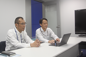 左:クリーニング事業部 小川 靖二氏 右:内部統制部 三橋 直樹氏
