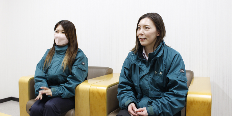 社員二人の写真