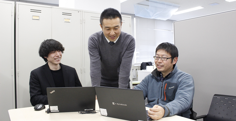 左から総務部 財産活用課 永井 征典 氏、環境部 ゼロカーボン推進室 小澤 裕 氏、企画振興部 DX推進課 相田 貞晃 氏の写真