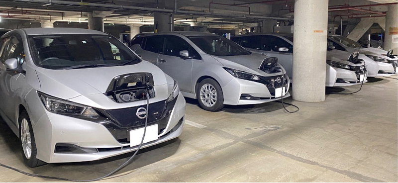 車が並んでいる松本合同庁舎公用車駐車場の写真