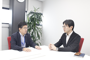 左:岡部株式会社 安野氏 右:日本カーソリューションズ 日下氏