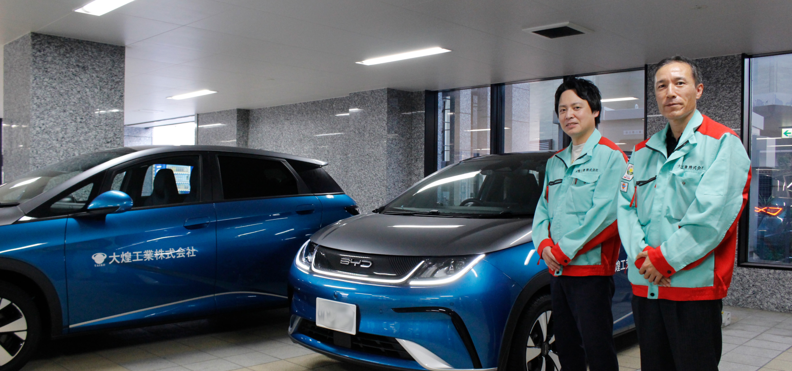EV車両の前で二人の写真