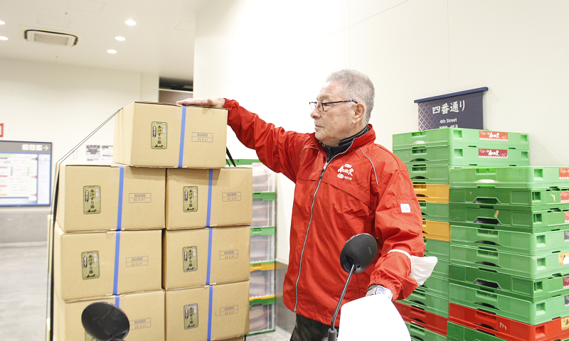 リアデッキに20〜30キロほどの荷物を載せている写真