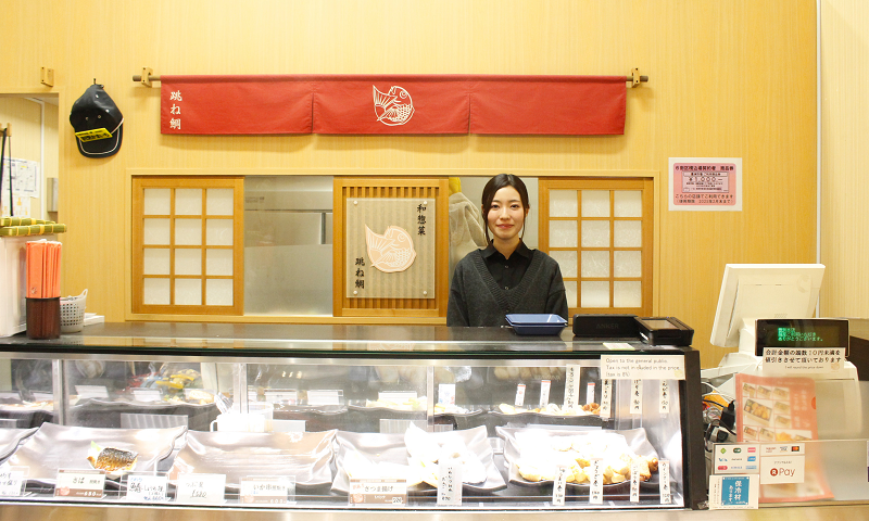 株式会社かまいち店内 跳ね鯛豊洲本店 店長 杉山 瑠菜氏の写真