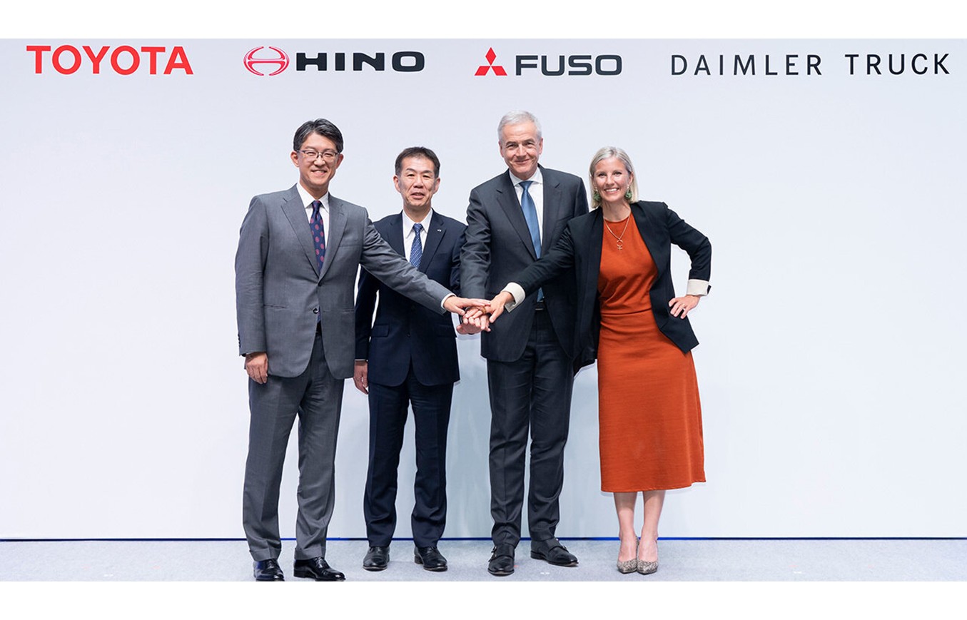 カール・デッペン 三菱ふそうCEOと、小木曽聡 日野CEO、カリン・ラドストロム ダイムラートラックCEO、佐藤恒治 トヨタCEO