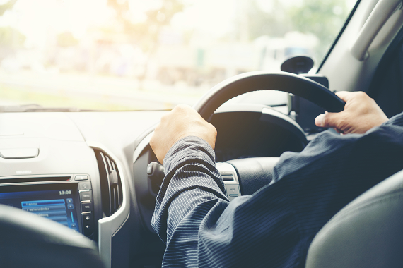 車を運転する