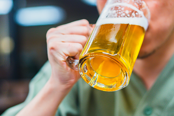 アルコールを飲む人
