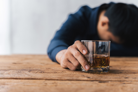 アルコールを摂取しすぎて二日酔いになった人