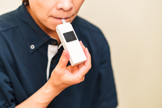 アルコールチェックを行う人
